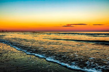 Denizin üzerinde gün batımı