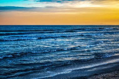 Denizin üzerinde güzel bir gün batımı