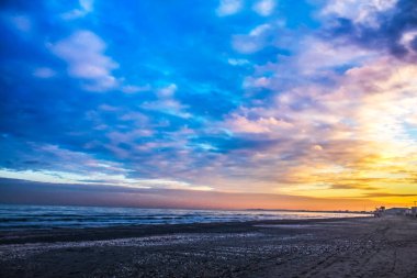 Sahilde güzel bir gün batımı