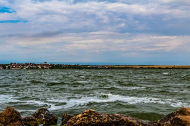 Yazın göl manzarası