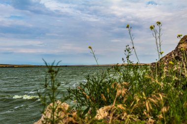 Dağlarla çevrili güzel bir göl.