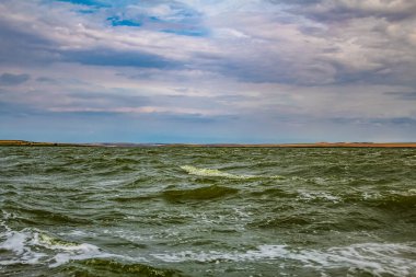 Arkasında bir göl olan güzel bir manzara.