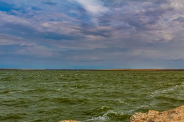 Bulutlu bir gökyüzünde güzel bir göl görüntüsü