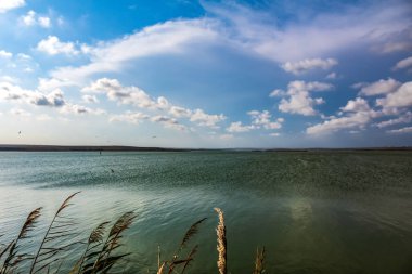 Mavi gökyüzü arkaplanlı göl