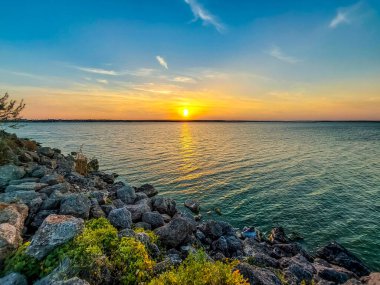 Denizde güzel bir gün batımı