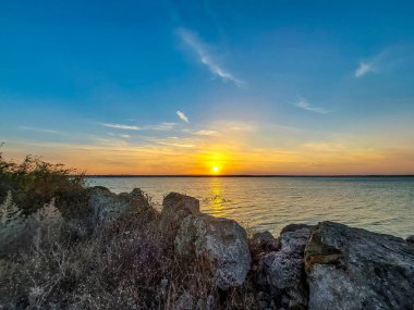 Denizin üzerinde güzel bir gün batımı