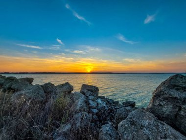 Denizin üzerinde güzel bir gün batımı