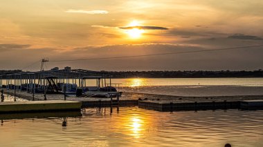Gölün üzerinde gün batımı