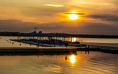 Sahilde gün batımı
