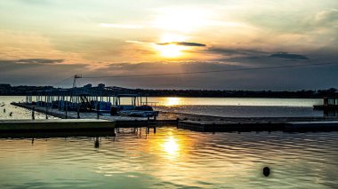 bir göl kenarında güzel gün batımı