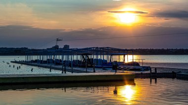 İtalya 'nın Trieste şehrinin limanında gün batımı.