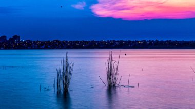 Gölün üzerinde güzel bir gün batımı