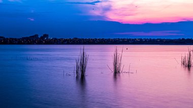 Gölün üzerinde güzel bir gün batımı