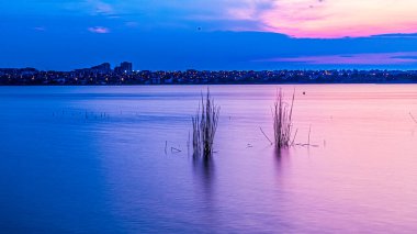 Gölün üzerinde güzel bir gün batımı