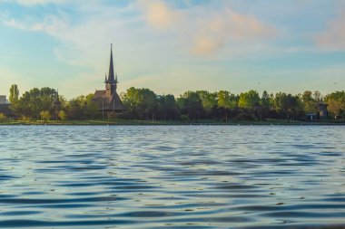 Akşamları nehrin kıyısındaki Kurtarıcı Kilisesi.