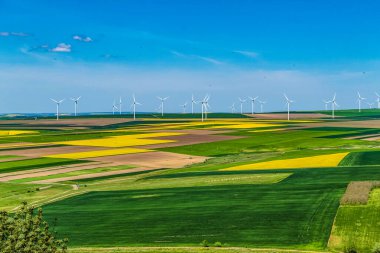 Tarlalardaki bir rüzgar türbininin havadan görünüşü
