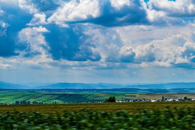 Arkasında bir dağ olan güzel bir manzara.