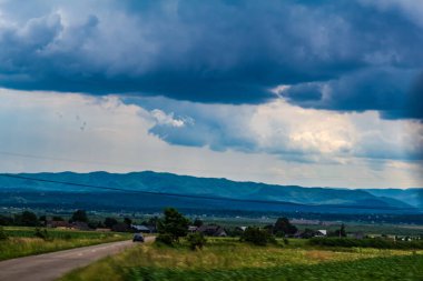 Yağmur bulutları ve fırtına tarlanın üzerinde