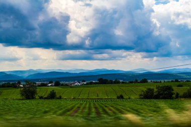 Bulutlu bir gökyüzü ile kırsal bir manzara
