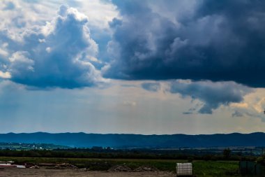 Akşamüstü gökyüzünde dramatik bulutlar
