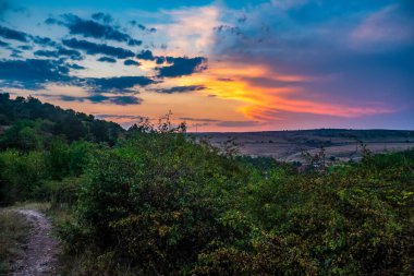 Dağların ardında güzel bir gün batımı