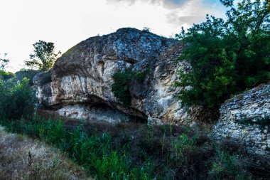 Dağlarda bir kaya oluşumunun güzel bir görüntüsü.