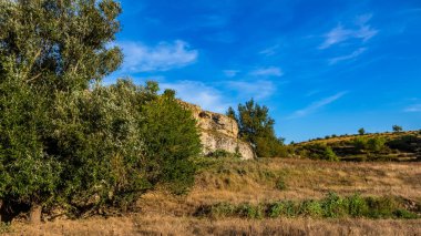 Yunan adası köyünde bir dağ manzarası.