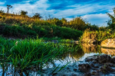 Gölün üzerinde güzel bir gün batımı