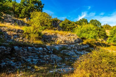 Kırım 'ın kuzeyindeki Demerdzhi köyünün dağ manzarası. Ukrayna. sonbahar.