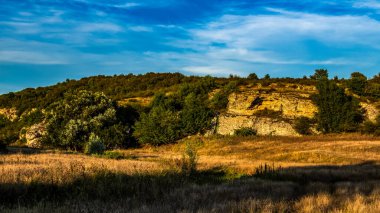 Dağlarda nehri olan güzel bir manzara.