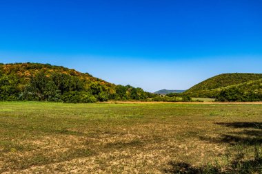 Dağlarda güzel yeşil çayırları olan bir manzara. yüksek kaliteli fotoğraf