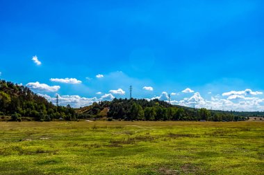 Nehir ve gölü olan güzel bir manzara.