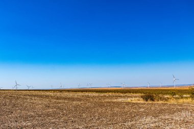 İspanya 'nın Aragon ilindeki yel değirmenleri ve elektrik santrali.