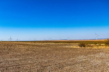 İspanya 'daki yel değirmenleri. elektrik enerji üretimi.