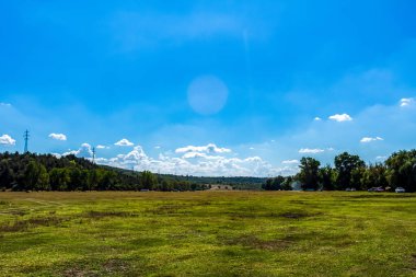 Yeşil çimlerle kaplı güzel bir manzara.