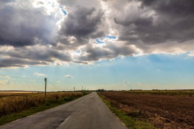 Kırsal alanda kırsal yolda dramatik bulutlar