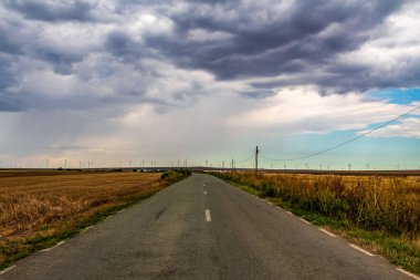 Fırtına bulutları tarlanın üzerinde.