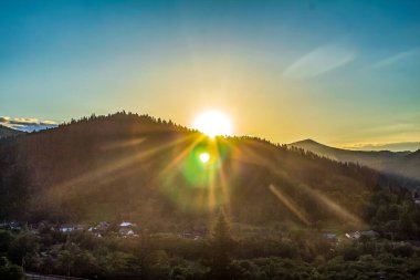 Dağlarda güzel bir gün batımı