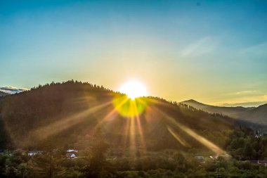 Gün doğumunda gün batımında dağlarda