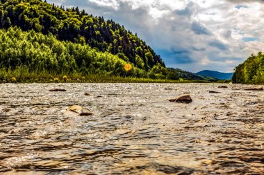 Dağlardaki güzel nehir.