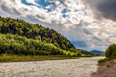 Dağlarda güzel bir nehir