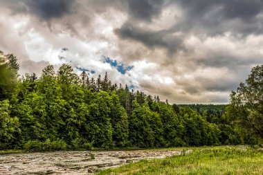 Nehir ve bulutlu gökyüzü ile güzel manzara