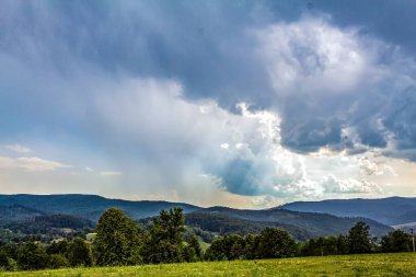Yeşil arazide yaz fırtınası bulutları