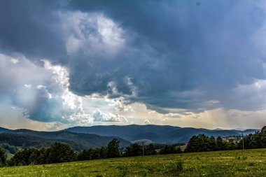 Dağları ve bulutları olan güzel bir manzara