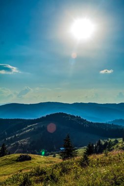 Dağlarla ve mavi gökyüzüyle güzel bir manzara.