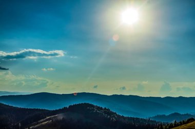 Muhteşem dağ manzarası Güzel bulutlu mavi gökyüzü.