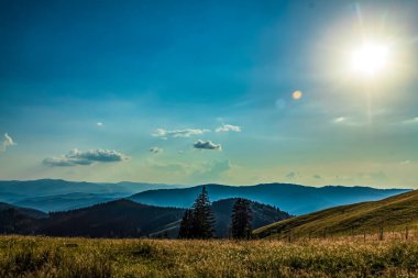 Bulutlu gökyüzü ile inanılmaz yaz manzarası.