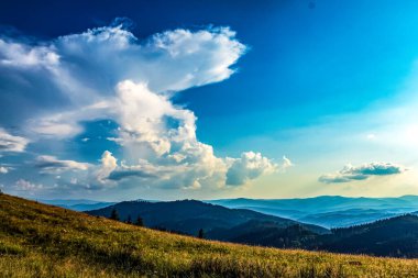 Mavi gökyüzü ve bulutlu güzel bir manzara.
