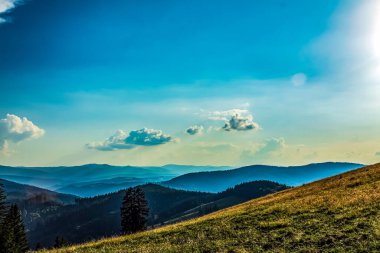 Dağları ve bulutları olan güzel bir manzara