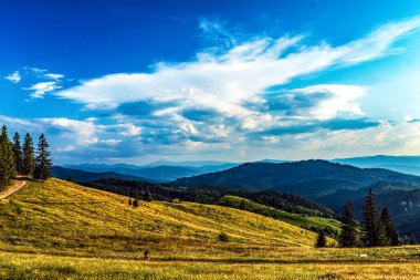 Güzel bulutlu dağ manzarası, mavi gökyüzü, Karpatlar, Ukrayna